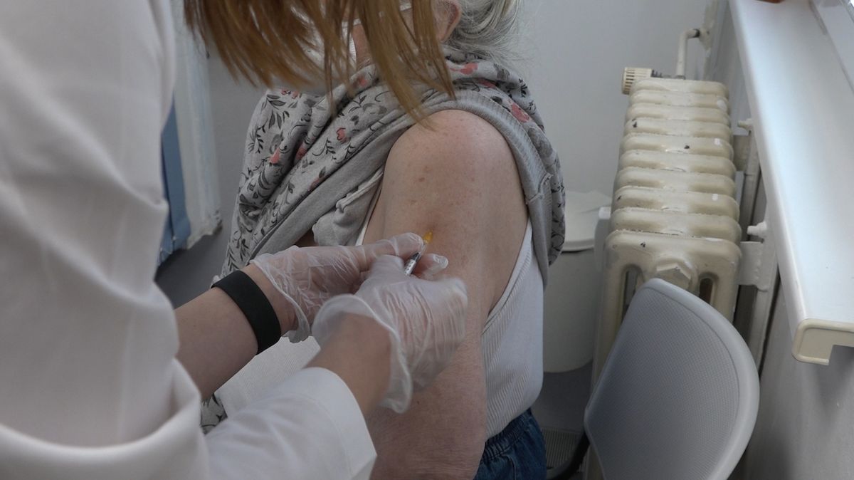 Praktici se pozastavují nad očkováním v Kadani, věk tam nehrál roli